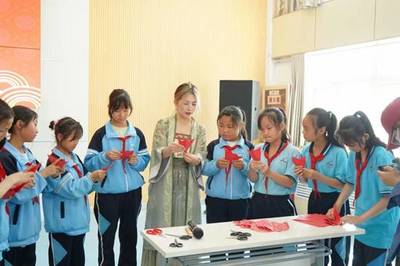 雙語架橋，童心傳韻 我校師生赴移民小學開展“道中華之美”文化展演交流活動
